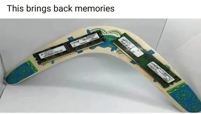 En gammal VHS-spolare i plast med etiketter, placerad på en vit bakgrund.