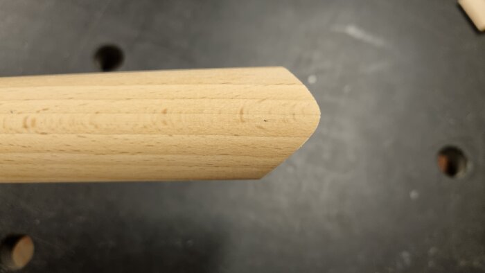 Träfog av bok där två runda former möts i vinkel, inspirerad av 80-tals kontorsinredning. Testbit för byggprojekt.