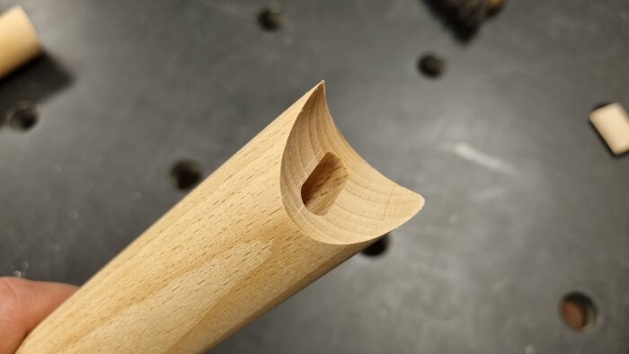 Rund träfog av bok, där två runda delar med samma diameter möts i vinkel, inspirerad av 80-talets kontorsinredning.