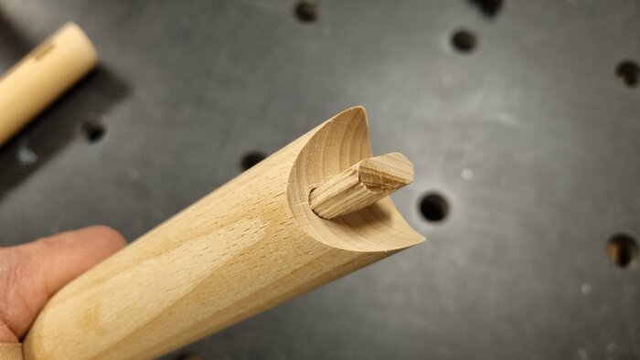 Träfog med rundade bitar och tappkonstruktion i bok, använd som testbit för att illustrera komplexa sammanfogningar.