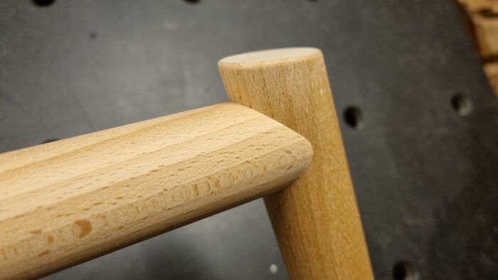 Rund träfog i bok från 80-talsinspirerad design, där två cylindriska delar möts i vinkel med samma diameter.