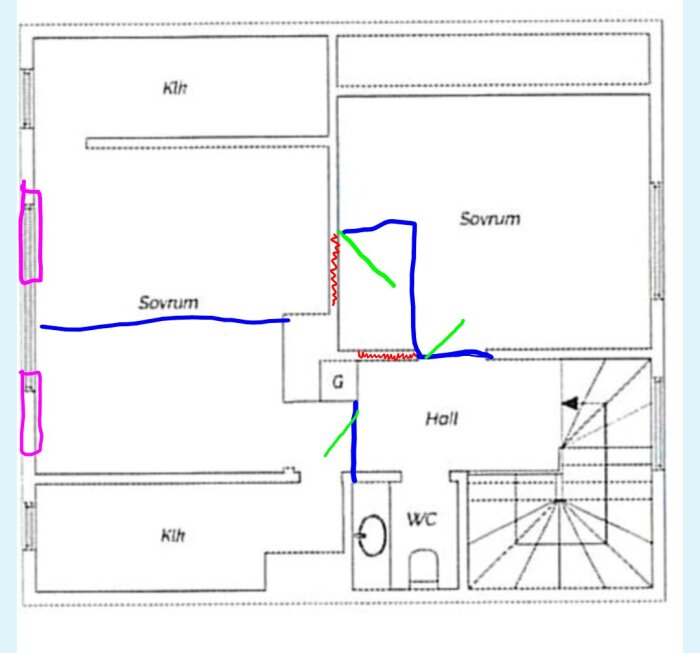 Ritning av våningsplan med markerade linjer i blått, grönt och rosa; visar sovrum, hall och klädkammare.