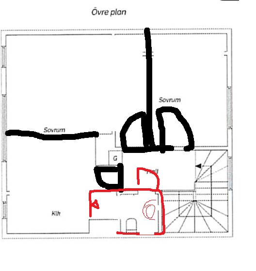 Övervåningsplan med markerade ändringar för att minimera korridor och inkludera dusch, med fönsterförändringar i svart och rött.