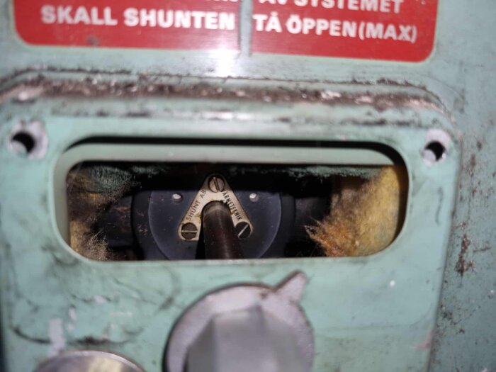 Kärvande intern shunt i en gammal CTC-panna med text om maximalt öppen shunt och ytor med rost och damm.