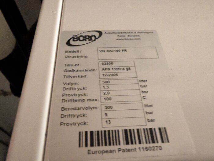 Etikett på ackumulatortank med modell VB 300/160 FR och tekniska specifikationer som volym och tryck, tillverkad december 2005.