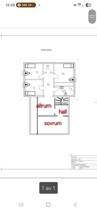 Planlösning som visar övervåning med markerade rum för allrum, hall och sovrum.