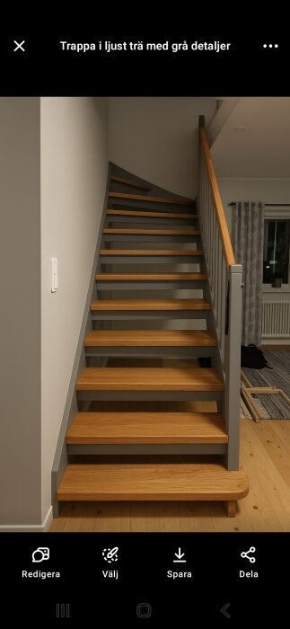 Ljusträtrappa med grått vangstycke och räcke, på väg upp mot övervåning. Slitet golv och höger handräcke synliga i heminredningsmiljö.