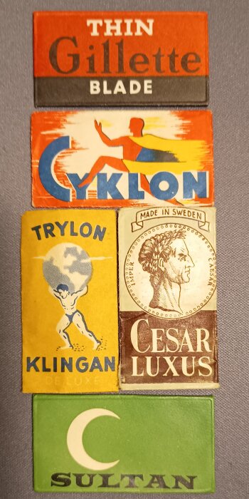 Äldre rakbladsetiketter från märken som Gillette, Cyklon, Trylon, Cesar, Sultan, med retrostil och unik design från Eskilstuna, troligen för export.