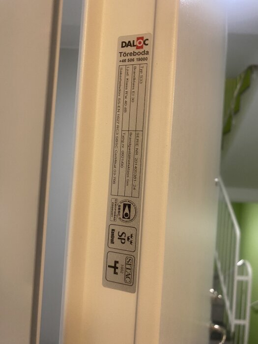 Dörrkarm med Daloc-etikett visar brandsäkerhetsklass och ljudklass, med detaljer om certifiering och tillverkning i Töreboda, inklusive kontaktinfo.