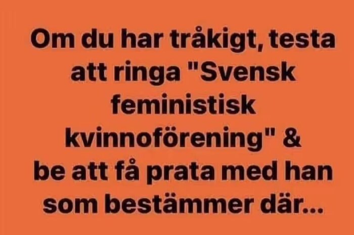 Text på orange bakgrund som föreslår att ringa en feministisk kvinnoförening och fråga efter mannen som bestämmer där.