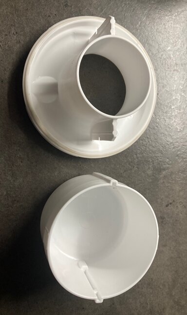 Demonterbar kopp från en vanlig golvbrunn, visas i två delar, centrerat utlopp, liknande Oden eller Freja modeller.