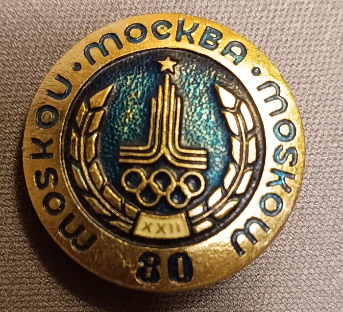 Souvenir från OS 1980 i Moskva med olympiska symboler och texten "Moscow" på ryska och engelska.