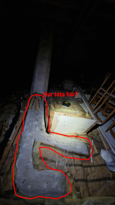 Ventilationsrör på vindgolv med text "Hur täta här?" markerat i rött, omgiven av byggmaterial och träplankor.
