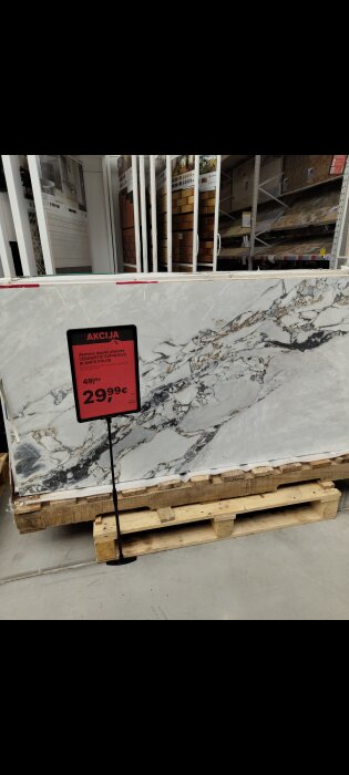Stor marmorerad klinkerplatta, 800x1600 mm, med röd prisetikett på 29,99€/m2, placerad på en träpall i en butiksmiljö.