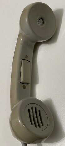 Telefonlur med en avstängningsknapp, använd för att stänga av mikrofonen under samtal.