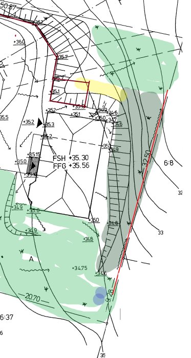 Karta över tomt med höjdlinjer, markerad stig i röda fältet och gränser för angränsande områden i grön och gul färg.