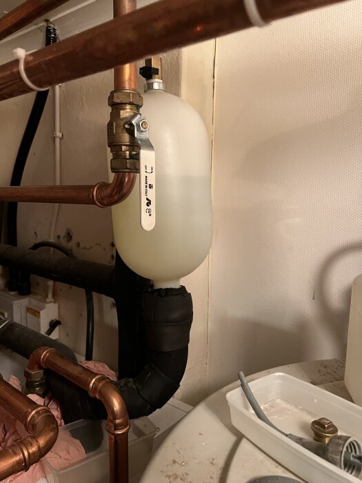 Expansionskärl i bergvärmesystem, kopparrör och ventil med ballofix.