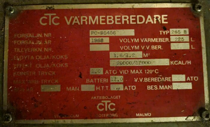 Röd skylt med information om CTC värmeberedare, inklusive typnummer, volym, effekt och tryck. Tillverkningsår 1968.