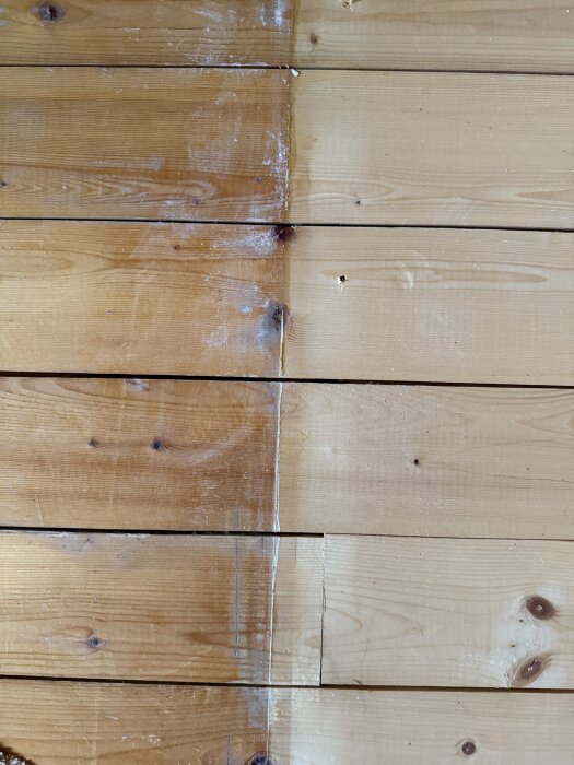 Furugolv från 70-talet med springor upp till 10mm. Ena sidan delvis slipad och återställd, visar kontrasten mellan smutsigt och rent trä.