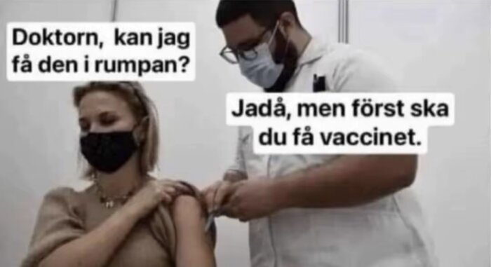 Person får en spruta i armen av sjukvårdspersonal. Text på bilden: "Doktorn, kan jag få den i rumpan?" och "Jadå, men först ska du få vaccinet.