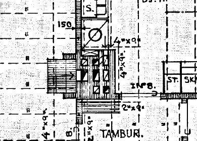 Planskiss över entréplan med markering för eldstad i vardagsrum och kök i övre högra hörnet med frånluftskanal vid spisen.