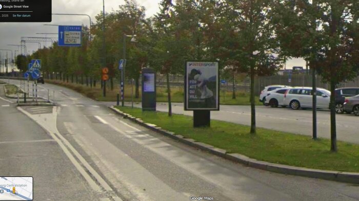 Reklamskylt nära övergångsställe i Trelleborg, delvis skymmer sikten för trafikanter.