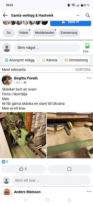 Gammal grön svarv med varvratt och verktygshållare, placerad på ett golv nära hyllor med papprullar i ett förråd.