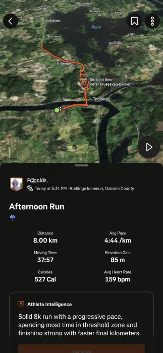 Satellitkarta över ett 8 km löpspår i Torsång, Borlänge, med detaljer om tid, tempo, kalorier och puls. Spåret visas i rött på kartan.