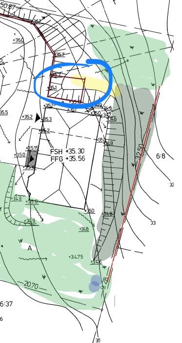 En AI-genererad karta med röda och gröna områden, blå cirkel markerar fokus. Märkningar med siffror och linjer syns över hela kartan.