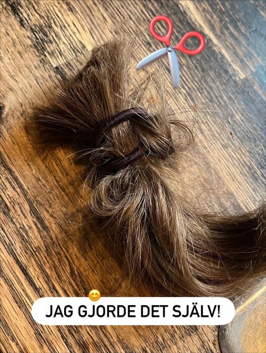 En hårklump ligger på ett träbord, ihopbunden med en hårsnodd, ovanför en saxemotikon. Text: "JAG GJORDE DET SJÄLV!