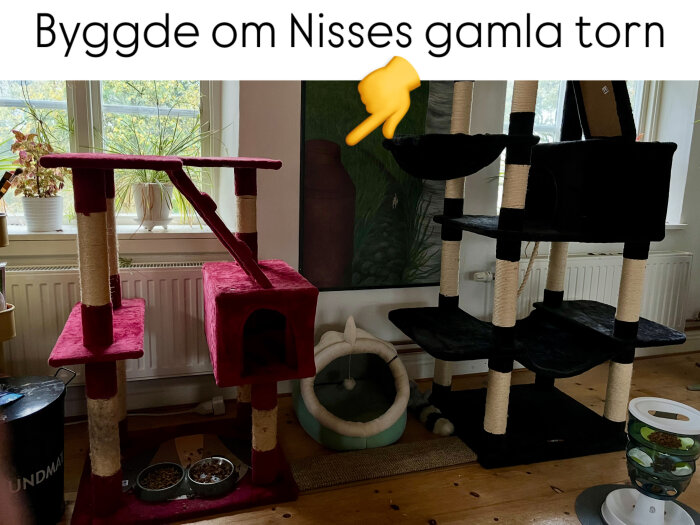 Ett modifierat klösträd för katter med nyligen borttagna små sängar och en stuga, placerat framför ett fönster med växter i bakgrunden.