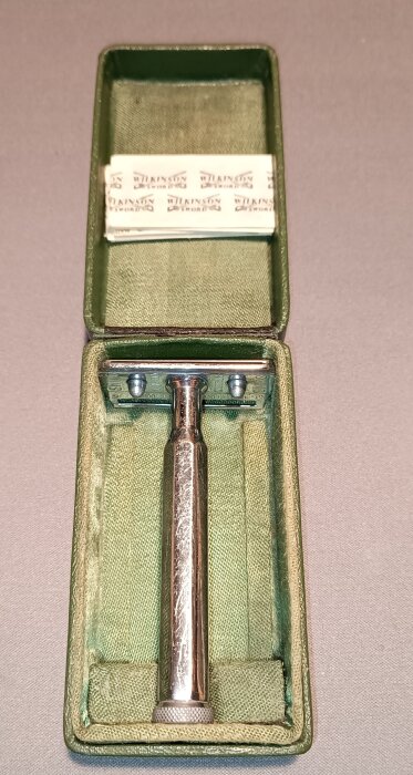 Rakkniv i en grön ask, med Wilkinson Sword-rakblad överst.
