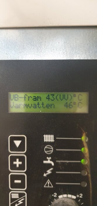 Display som visar "VB-fram 43°C" och "Varmvatten 46°C" på en värmepump eller panna.