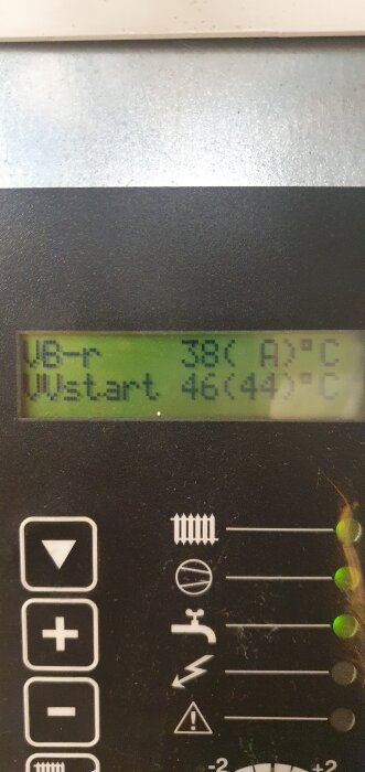 Display på en värmepump med temperaturangivelse "VB-r 38°C" och "VVstart 46°C", tillsammans med olika knappar och ikoner.