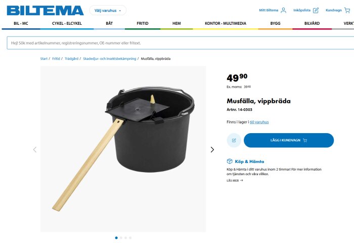 Musfälla med vippbräda från Biltema, svart hink med träpinne och plastbräda, pris 49,90 kr, artikelnummer 14-0303.
