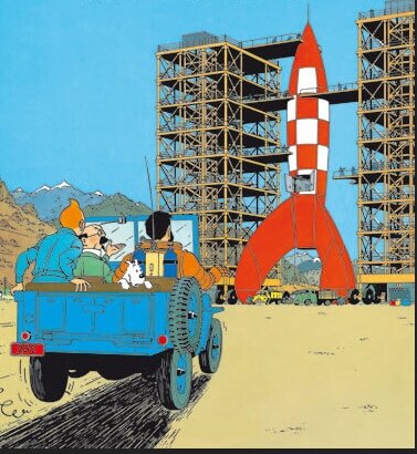 En stor röd och vit raket vid byggställningar under blå himmel, med berg i bakgrunden och en jeep i förgrunden.