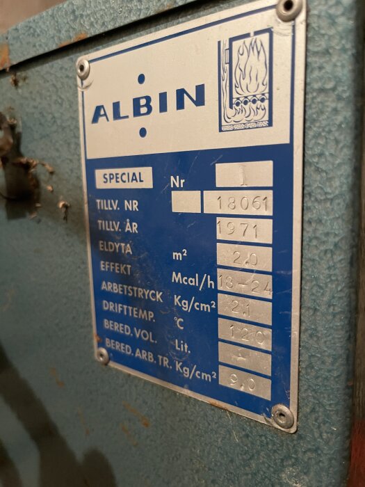 Skylt på en ALBIN SPECIAL Nr. 1 vedpanna med tekniska specifikationer som tillverkningsår, effekt och arbetstryck.