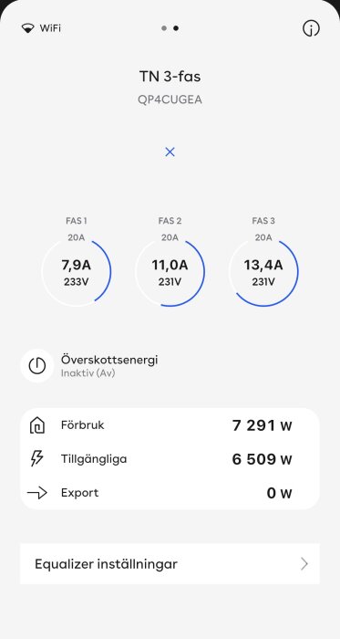 Skärmbild av en app som visar elförbrukning och tillgänglig kapacitet på tre faser, med option för att justera inställningar för överskottsenergi.
