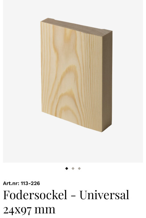 Träkloss i ljust trä, Universal fodersockel 24x97 mm, artikelnummer 113-226.