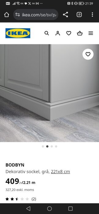Grå dekorativ sockel från IKEA, modell BODBYN, 221x8 cm, monterad vid golv.
