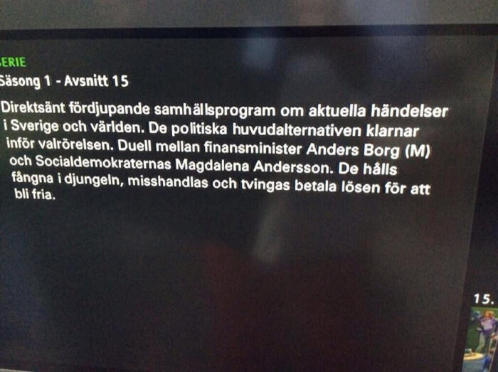 Text på skärm som beskriver ett fiktivt program om politiska debatter i Sverige, där deltagarna ställs inför ovanliga utmaningar.