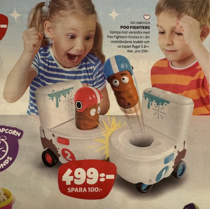 Barn leker med leksakstoaletter och figurer med hjälmar i en Poo Fighters-lek.