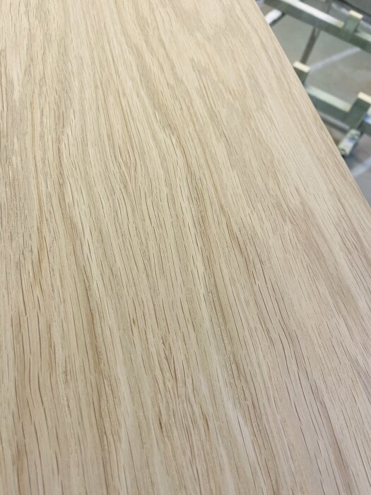 Nyslipad trägolvsyta behandlad en gång med Osmo 3519 natur, visar obehandlad nyans och ofärgade porer.