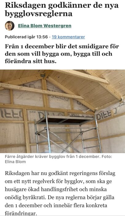 Byggställning i en trästruktur med takstolar, del av byggprojekt inomhus.