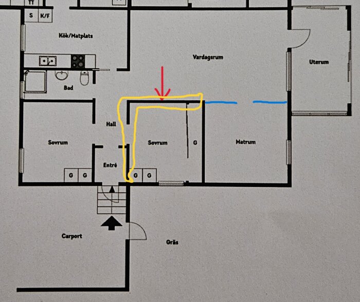Golvplan av hus från 50-talet med markerade väggar: gula för att riva, röd pil för osäker bärande vägg och blå linje för ny vägg.
