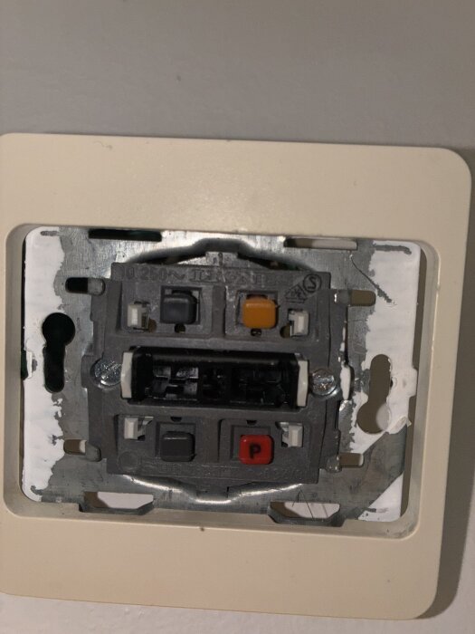 Strömbrytare med svart och brun kabel i bostad byggd 1989, del av ett inlägg om byte av brytare och identifiering av kablar med multimeter.