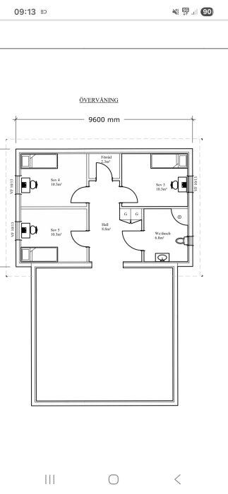 Planritning av övervåning med tre sovrum, wc/dusch och hall.