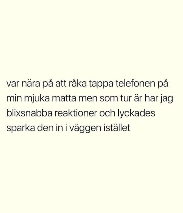 Text med humoristisk beskrivning om att tappa en telefon och sparka den in i väggen istället för att låta den landa på en mjuk matta.