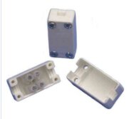 Vit skarvbox med skruvhål, demonterad i tre delar.