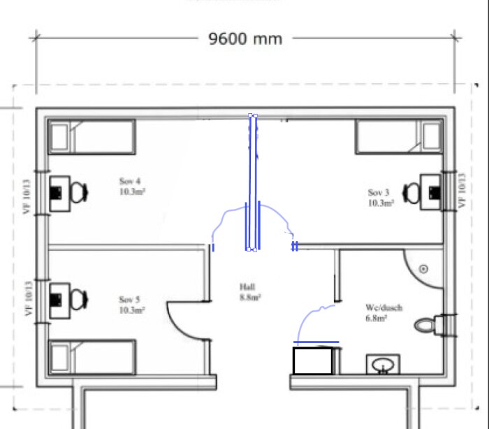Planlösning av ett hus med tre sovrum, hall, och WC/dusch samt måttangivelse 9600 mm överst.